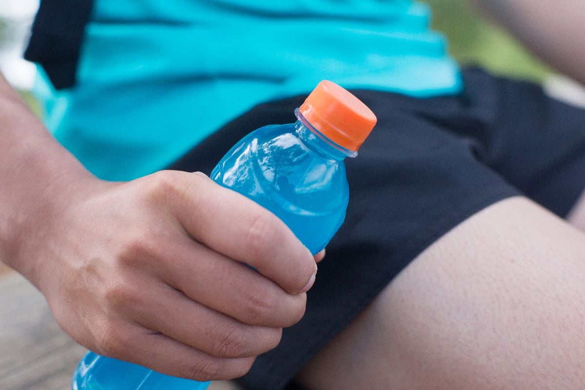 Runner holding a bottle of Gatorade.