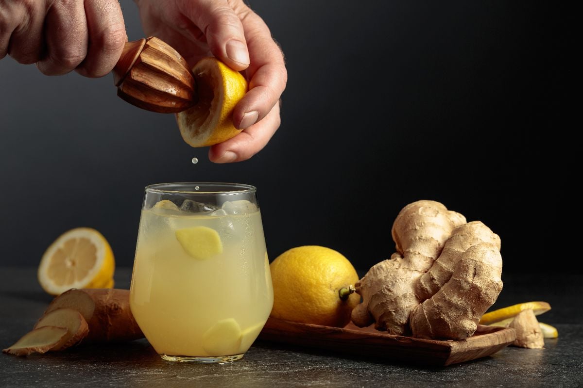 Ginger ale with ice and lemon.