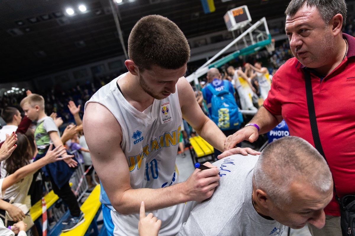 Los Angeles Lakers rookie swingman Sviatoslav "Svi" Mykhailiuk giving a sign autograph.