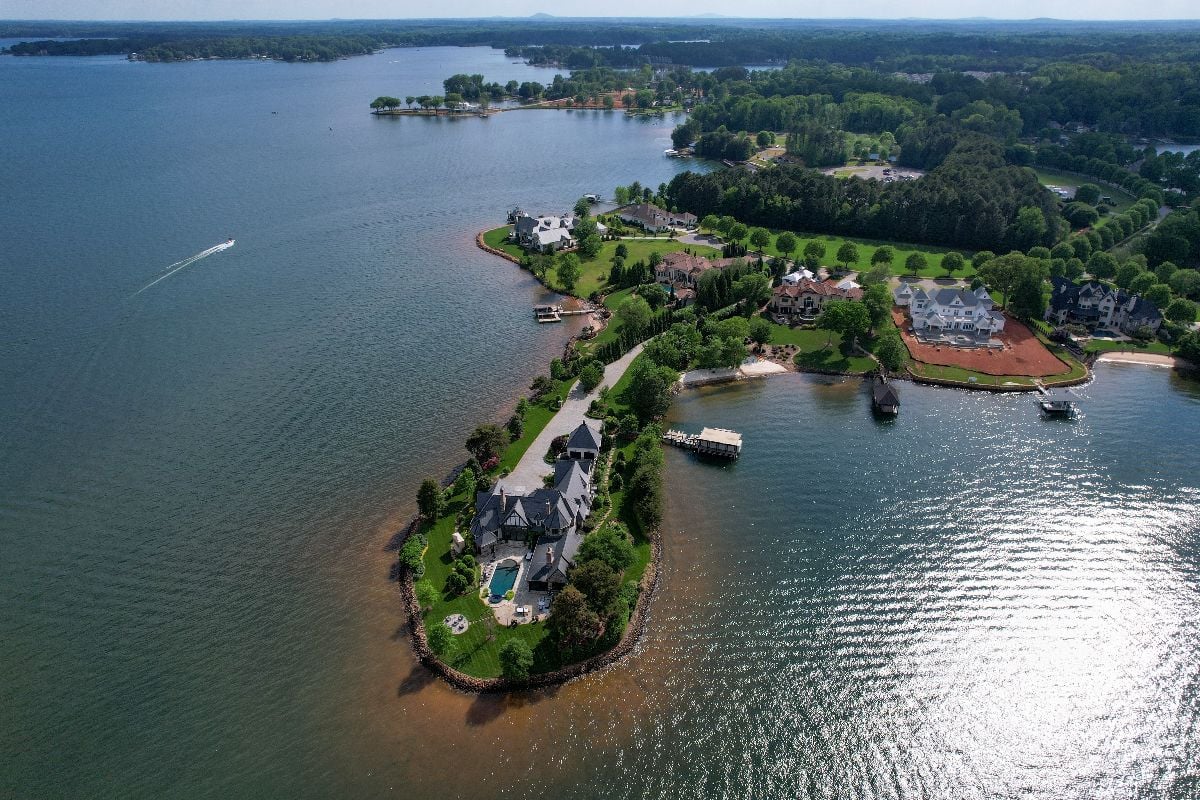 Houses on the shores of Lake Norman.