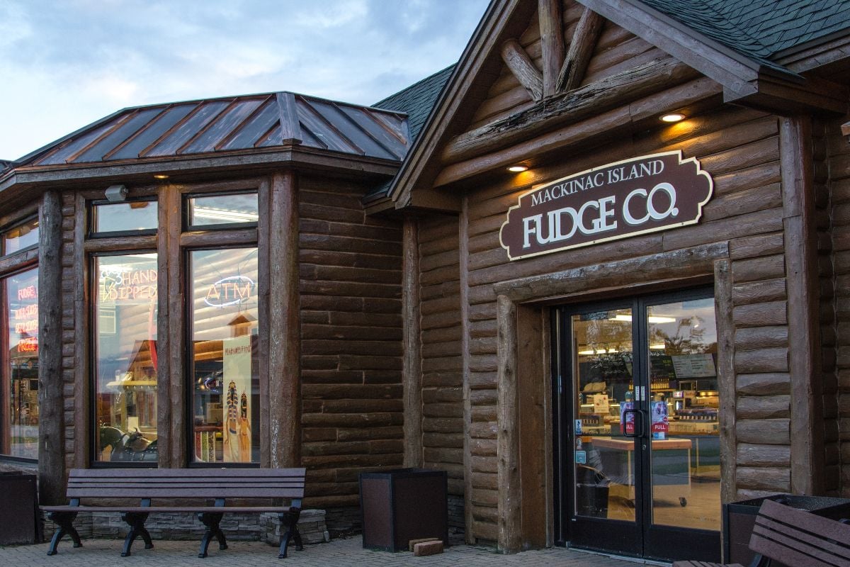  Exterior of the Mackinaw Island Fudge Company. 