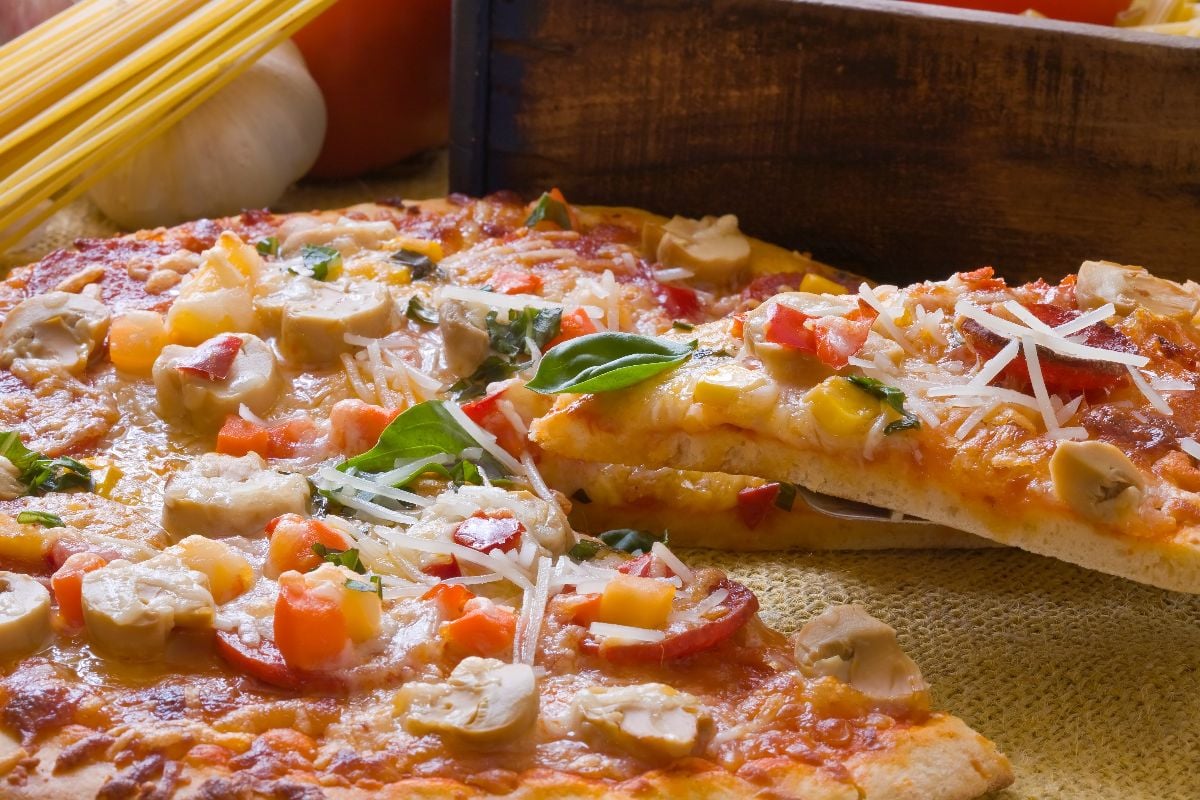 New york style pepperoni pizza with garnish.