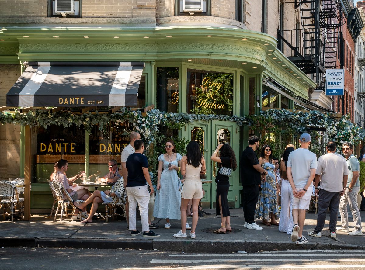 Crowds of al fresco brunchers waiting on the street.