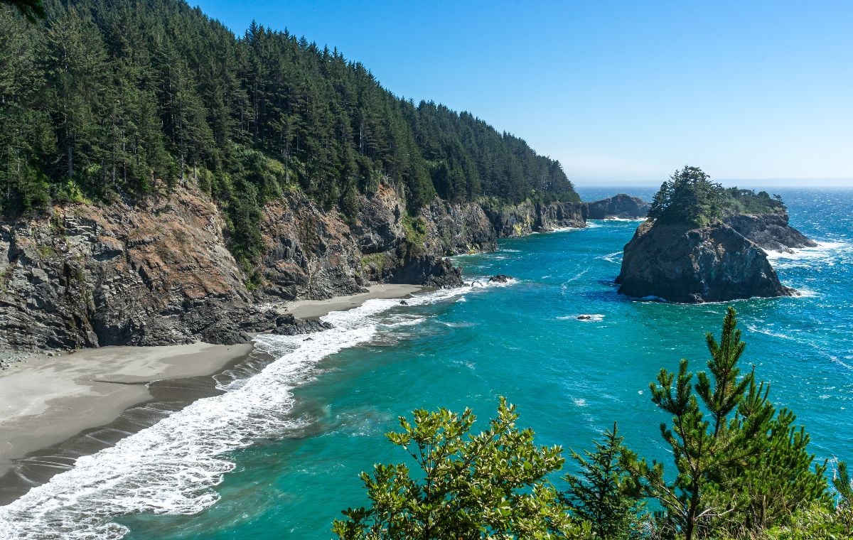 Beach and rocky cliffs in the southern part of the Oregon Coast.