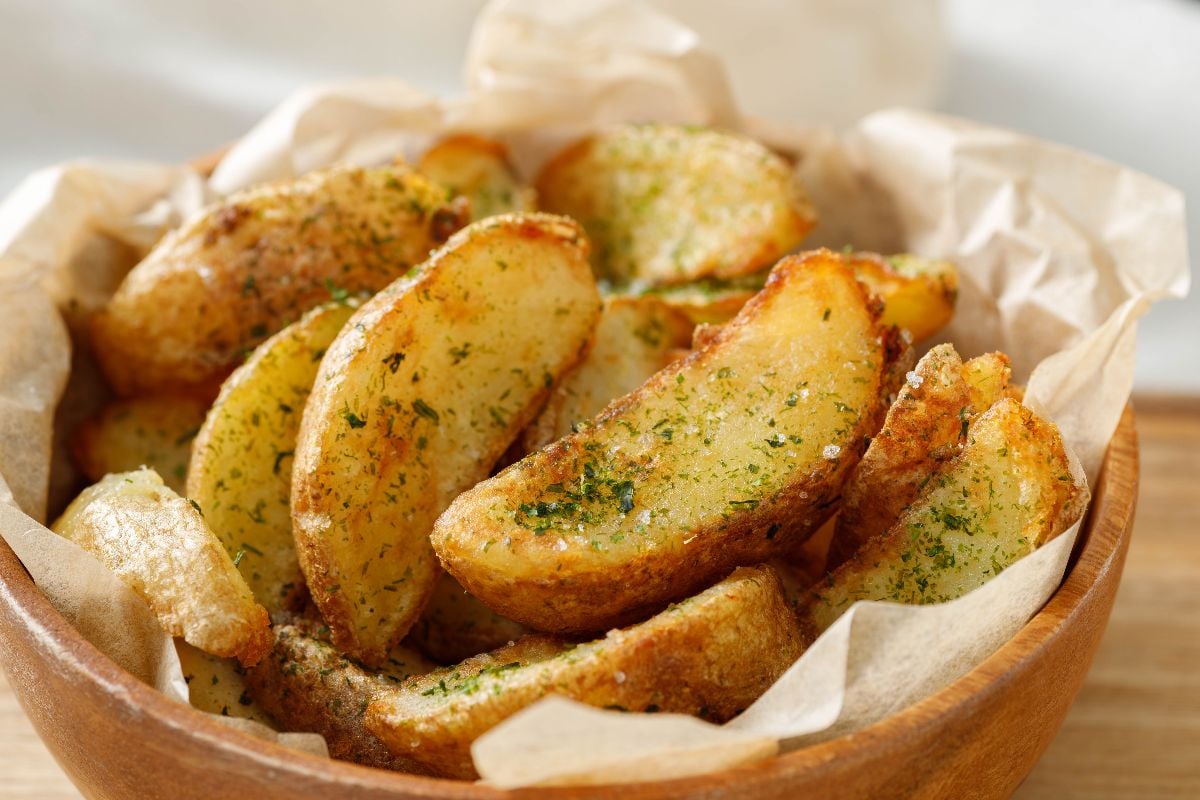 Fried potato wedges with dried seaweed and salt.