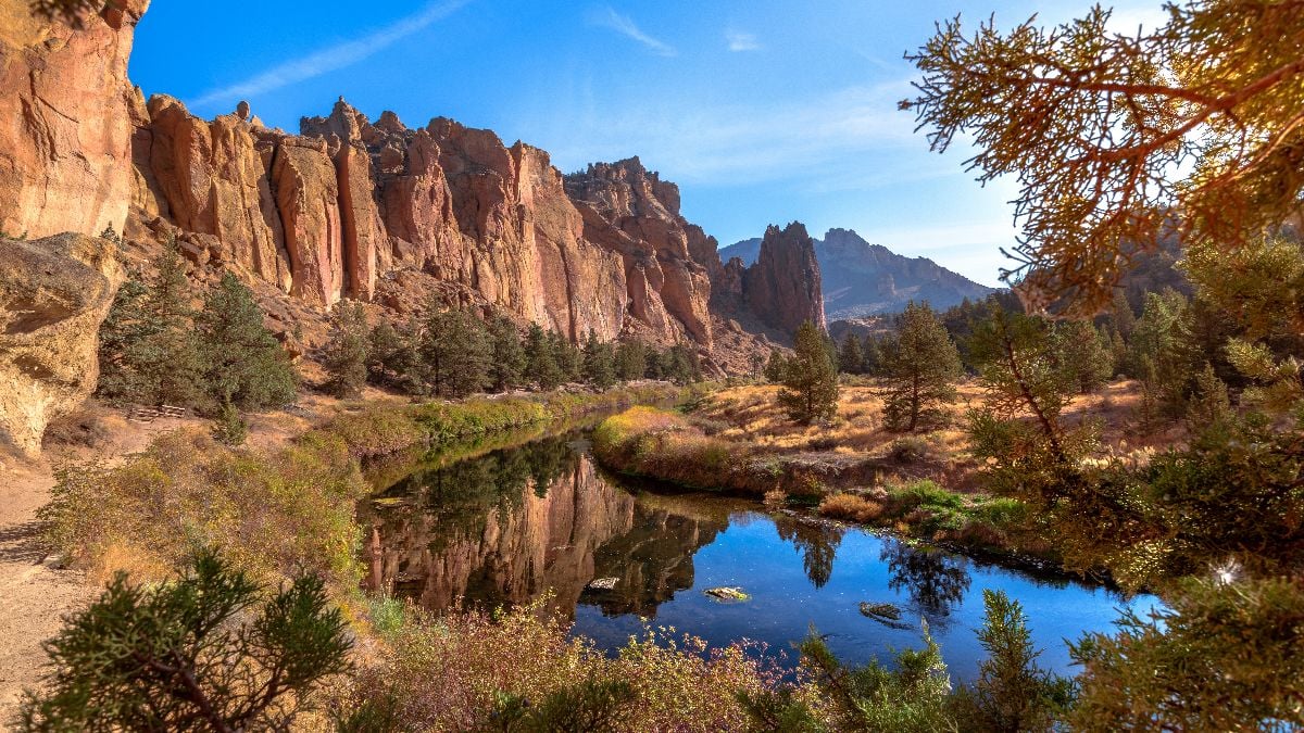 The beautiful Canyon and River Trail on the Crooked River in Smith Rock State Park in Oregon.