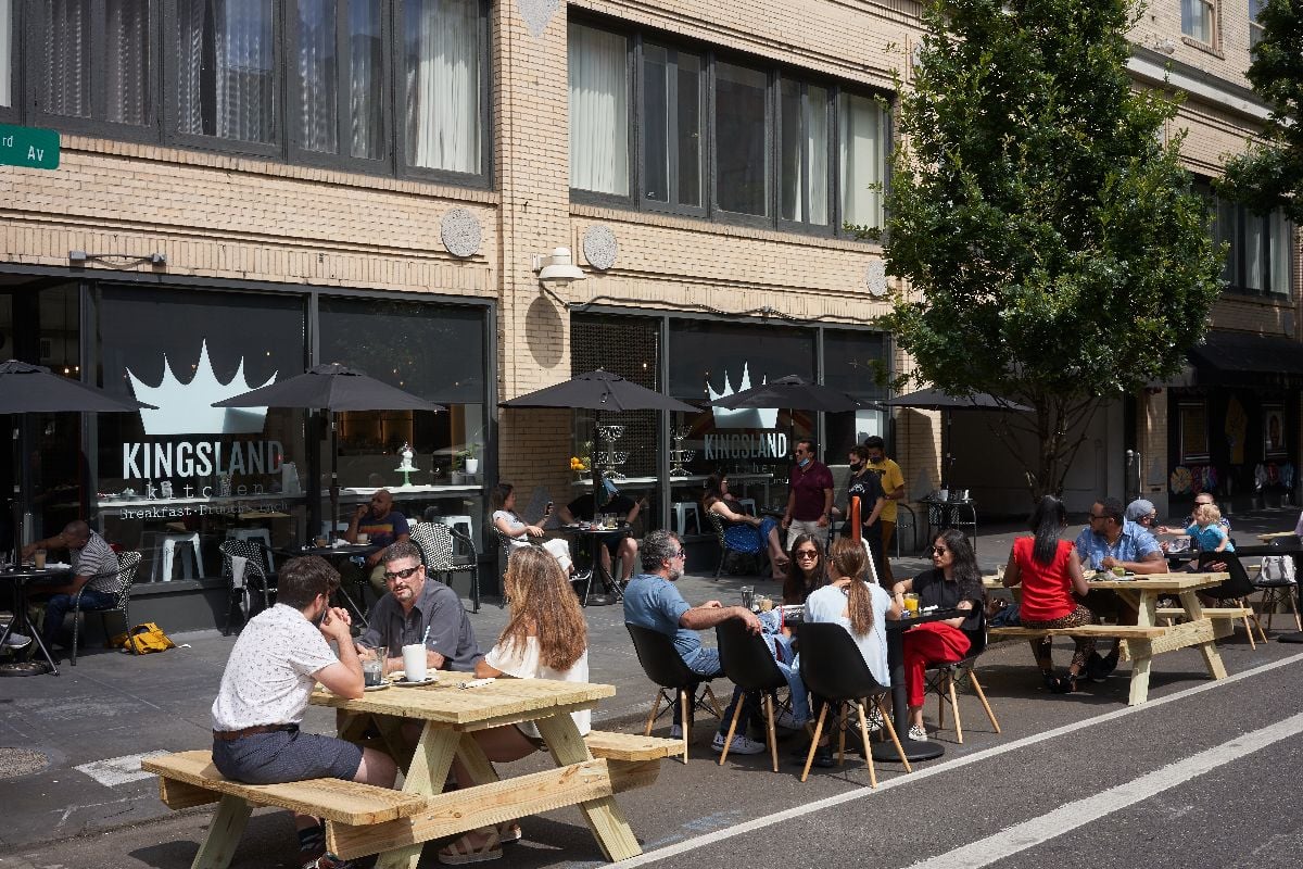On-street outdoor dining on a Saturday morning at a breakfast, brunch, and lunch joint in downtown Portland.