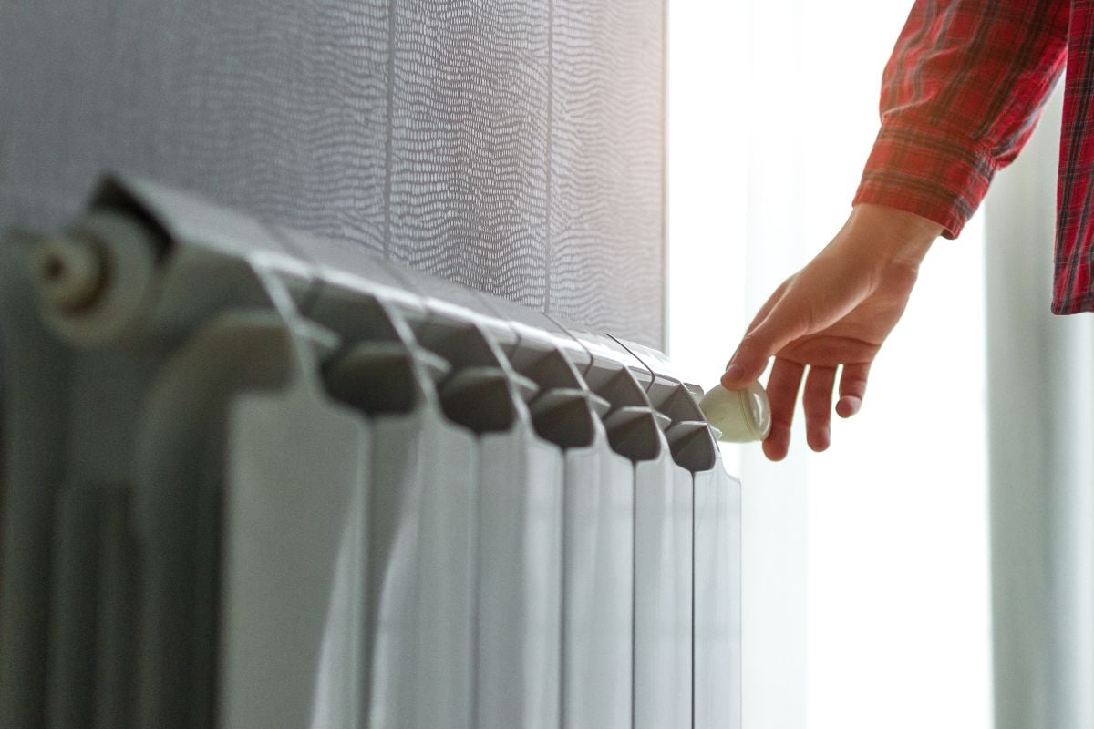 Temperature control on the radiator in the apartment.
