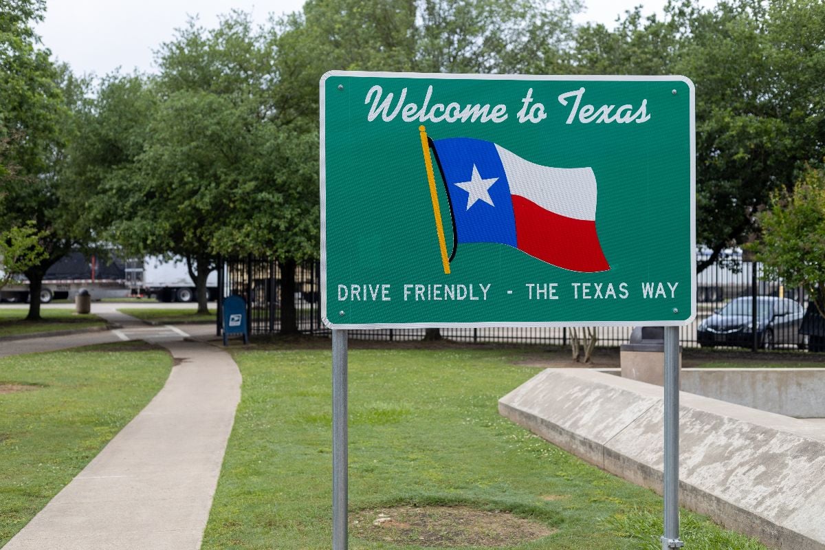 Texas welcome board sign