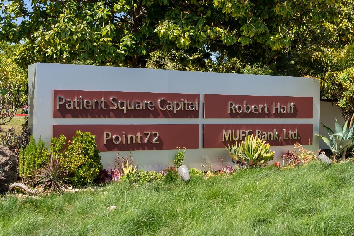 A directory sign with company names of Patient Square Capital, Robert Half, Point 72 and MUFG Bank.