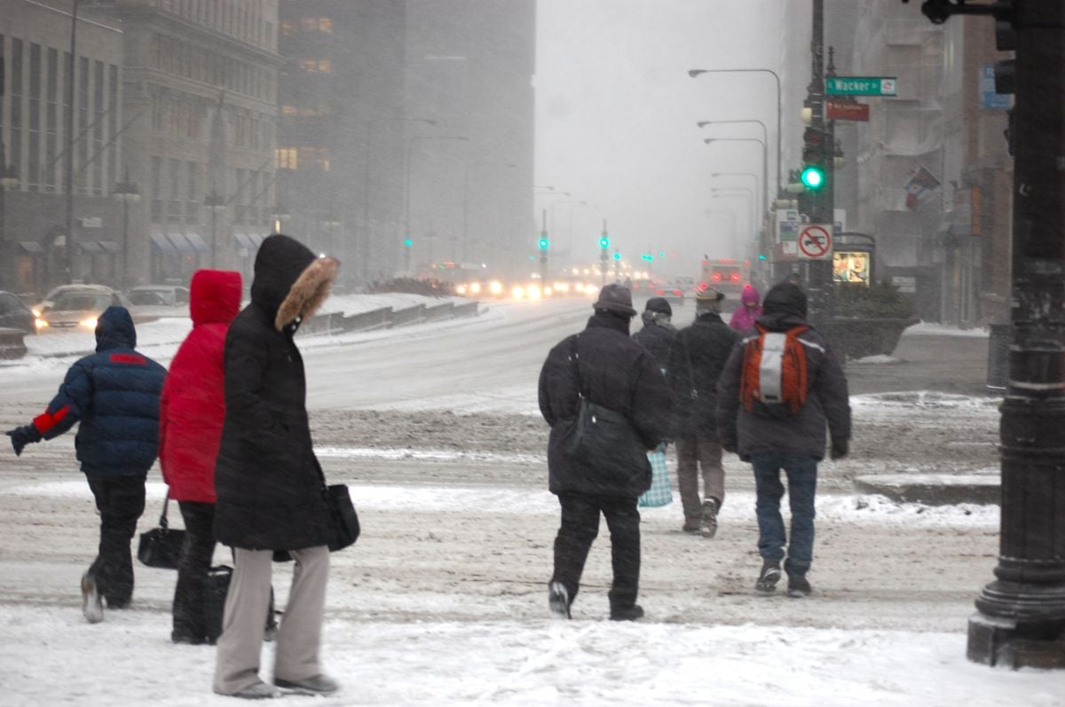Pedestrians crossing Michigan Avenue during the blizzard.