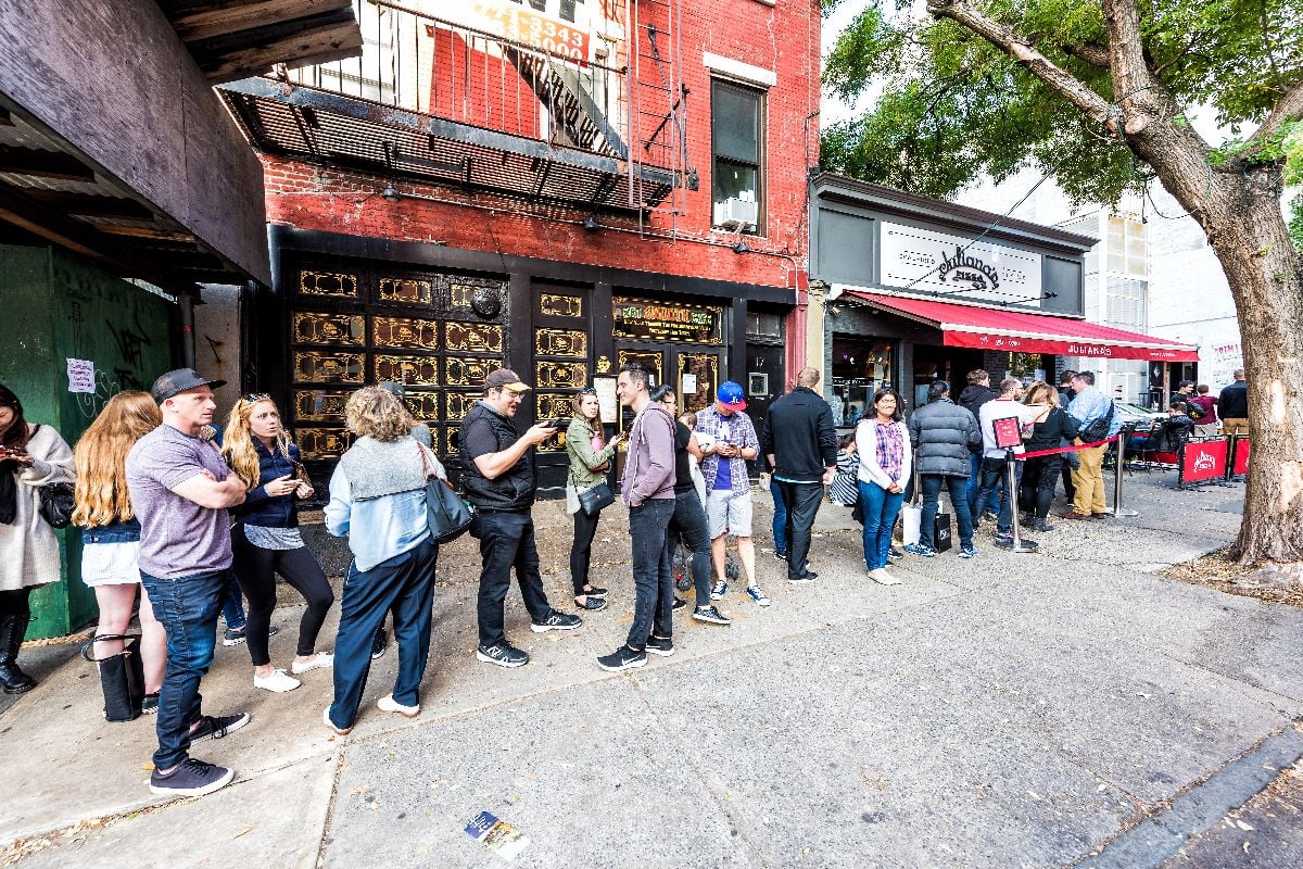 Long line queue of people for brunch.