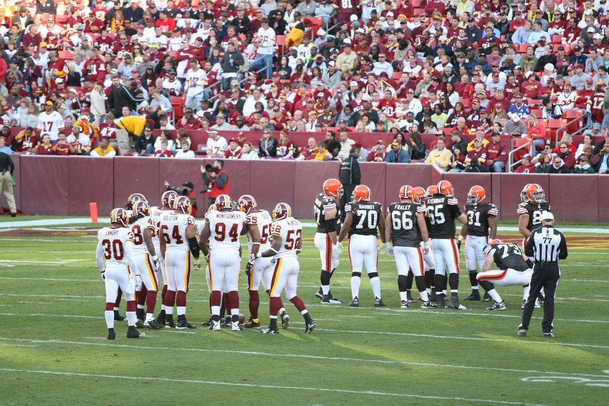 Washington Redskins defeating Cleveland Browns 14-11 during a football game.