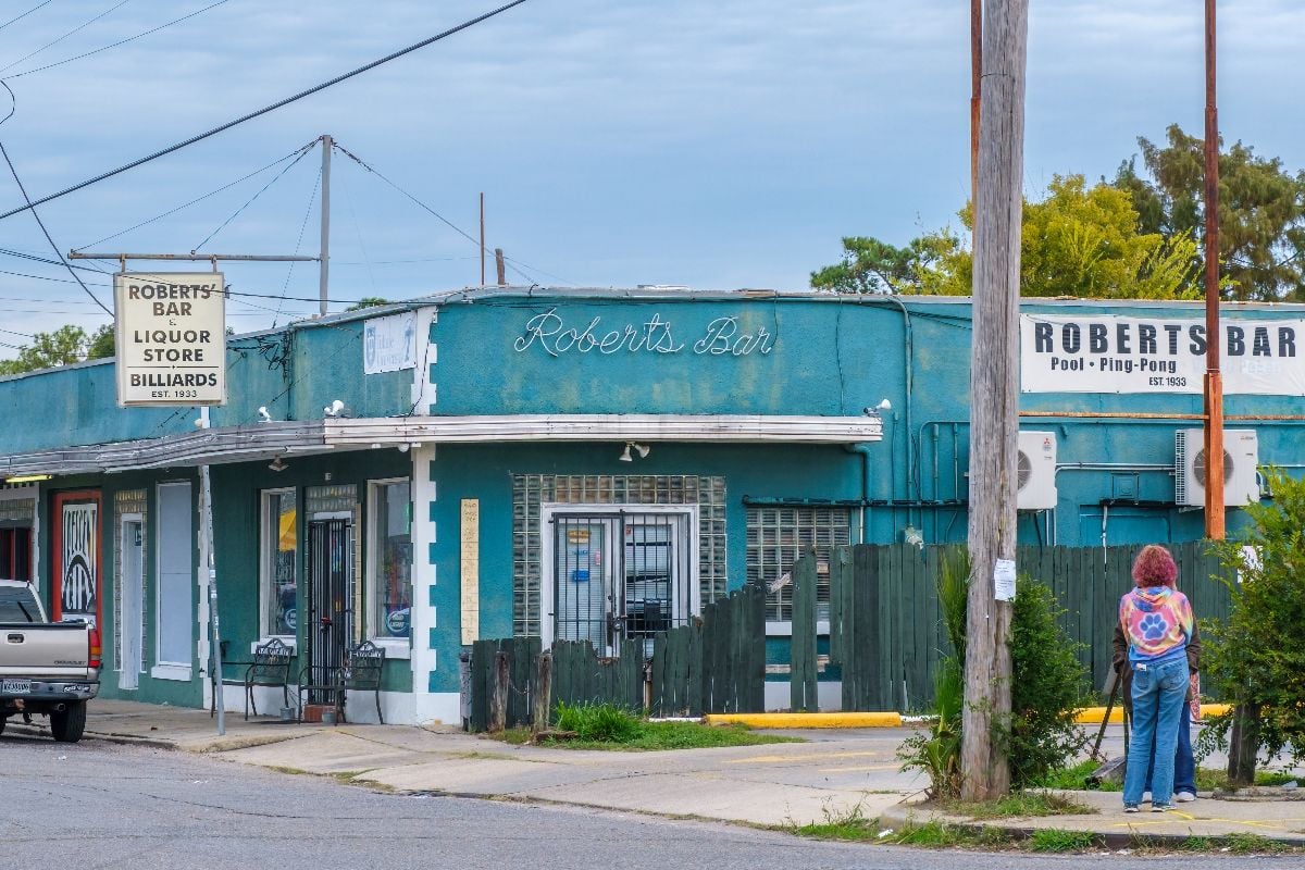 Roberts' Bar and Liquor Store on Calhoun Street