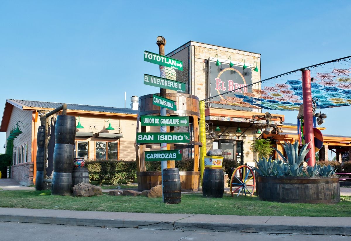 El Refu Mexican restaurant business exterior