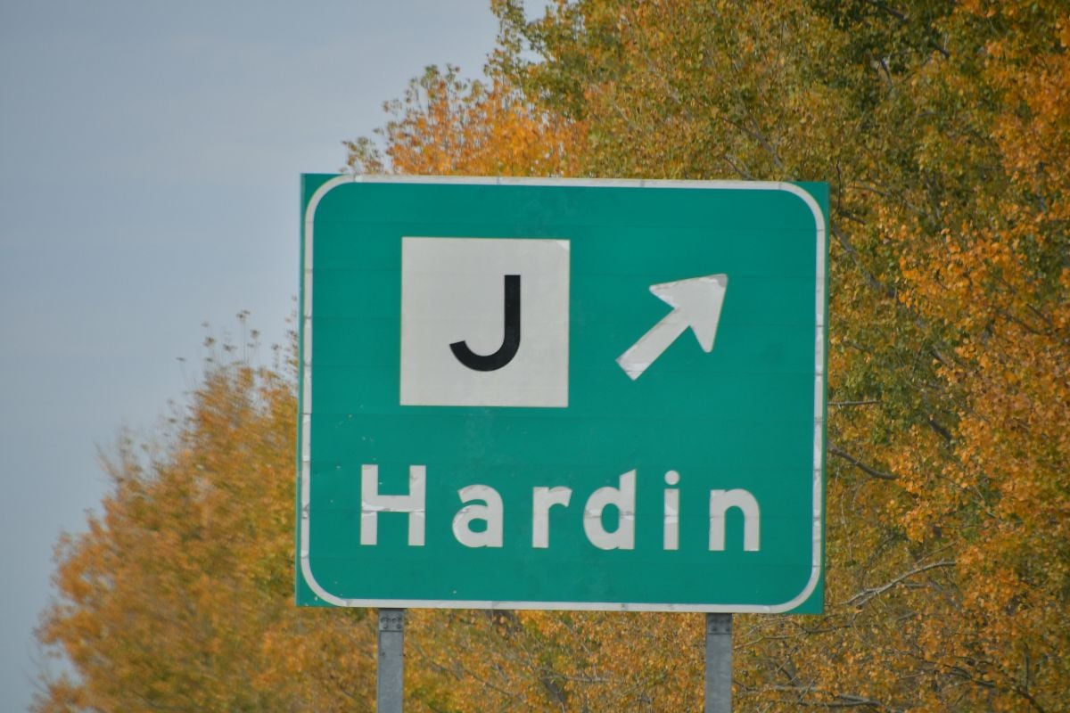 Letter J on a road sign.