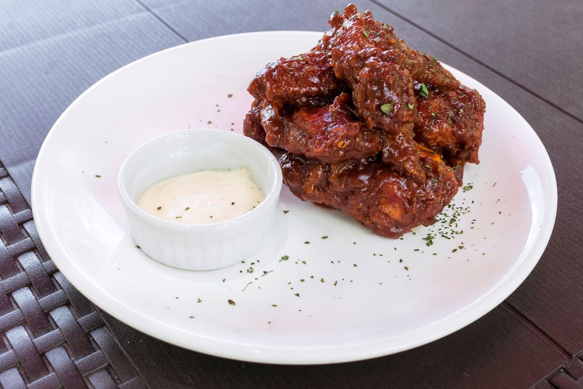Honey glazed extra hot Buffalo wings served with Garlic mayonnaise dip.