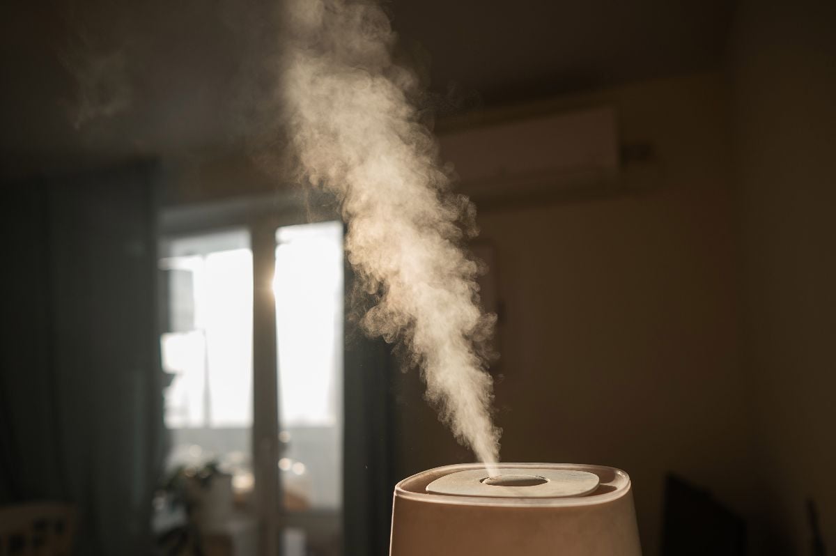 A humidifier evaporates moisture in the bedroom.