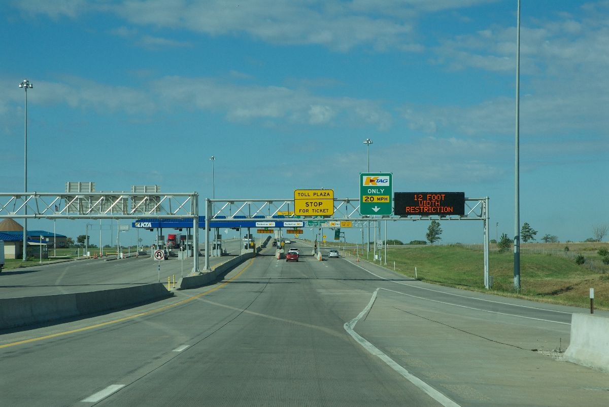 Turnpike toll plaza