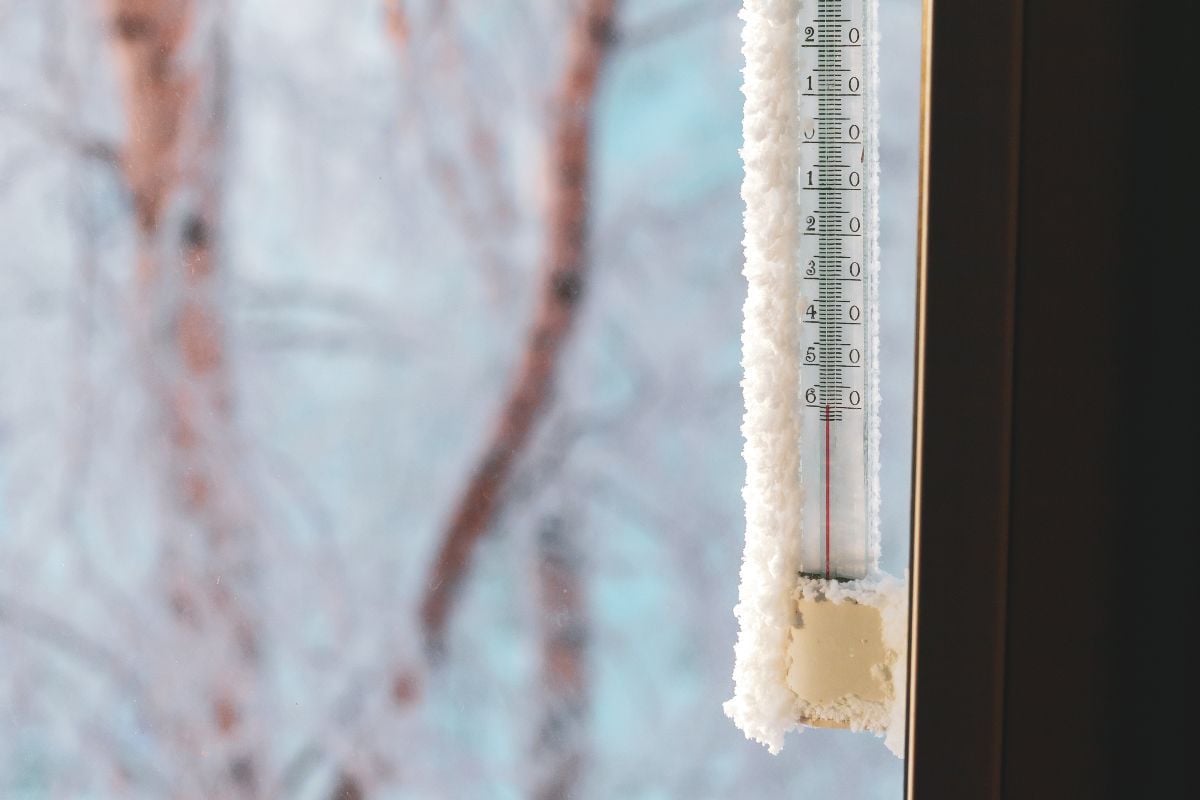 Mercury thermometer hanging outside the window, with readings minus 60 degrees Celsius.