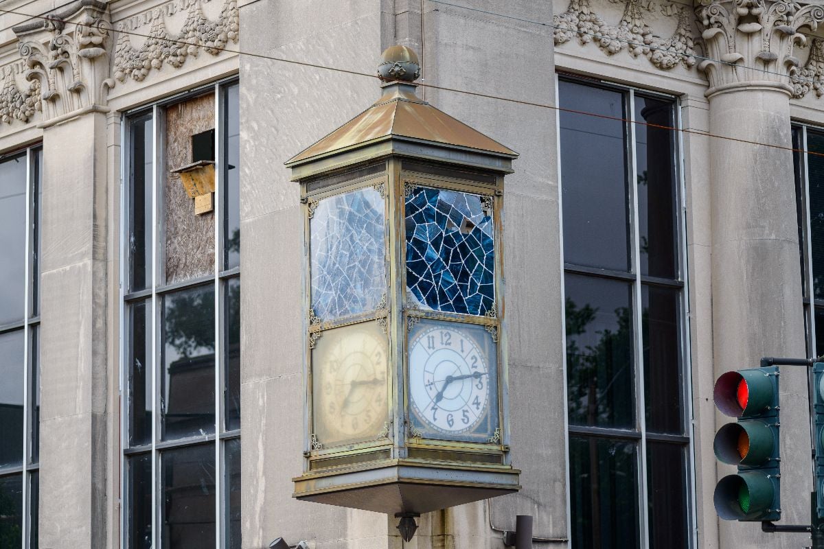 Broken clock at the corner of Oak Street and Carrollton Avenue.