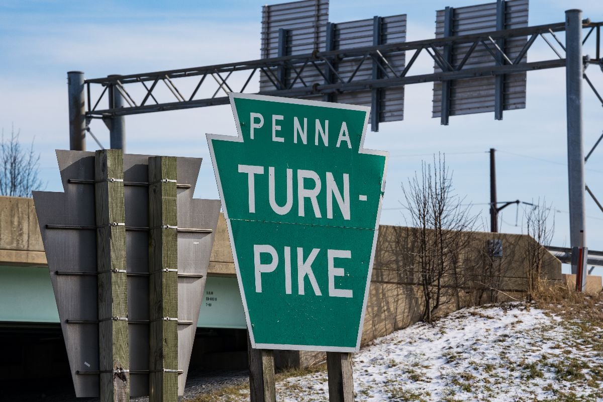 A large keystone Penna Turnpike sign at the entrance to the toll road.