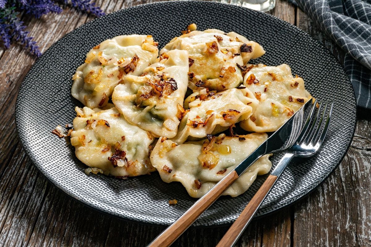 Pierogi with spinach filling sprinkled with greaves.