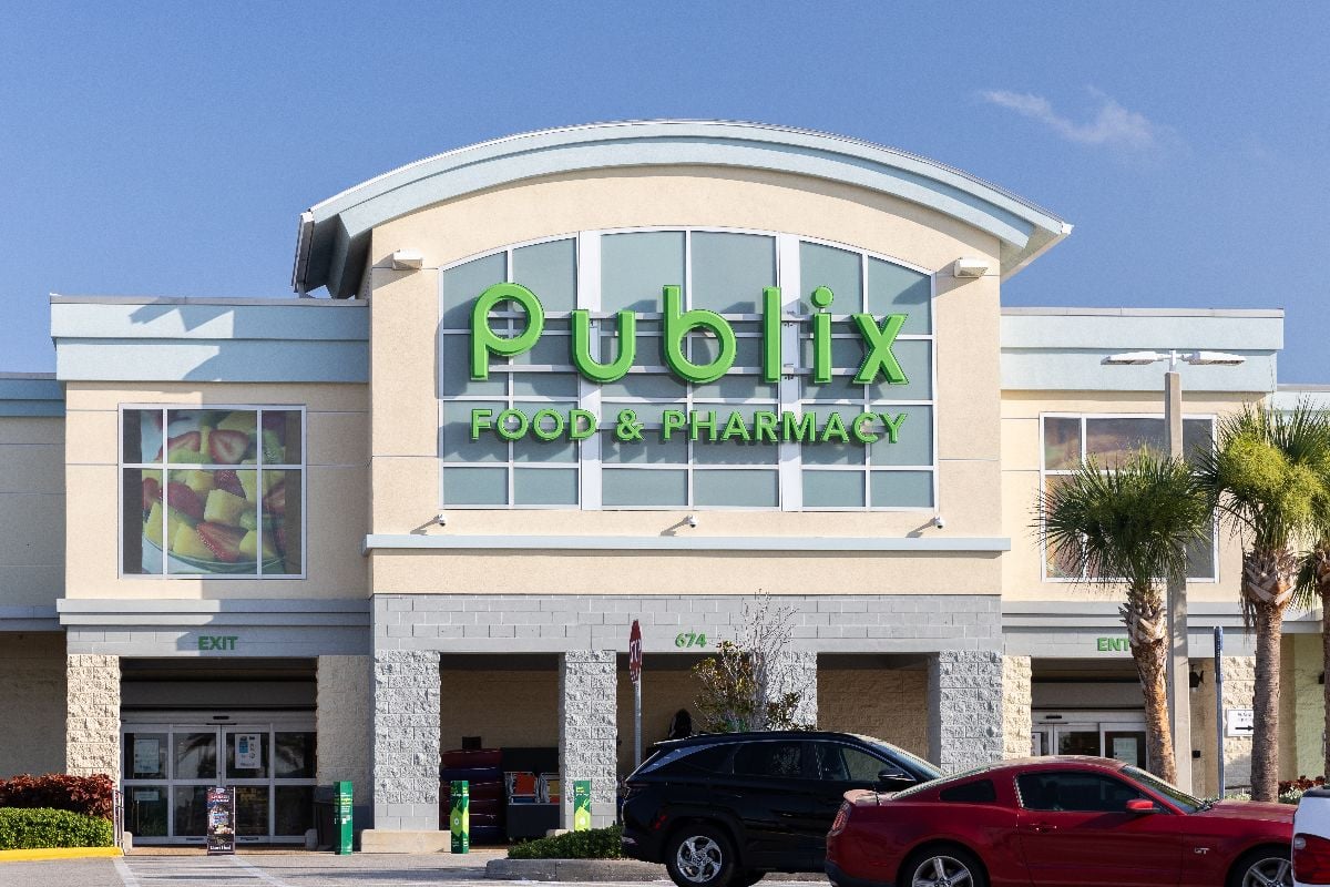 Exterior view of the Publix Supermarket.