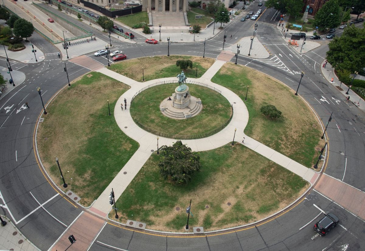 Equestrian statue of Civil War General George Thomas centers the circle that bares his name.