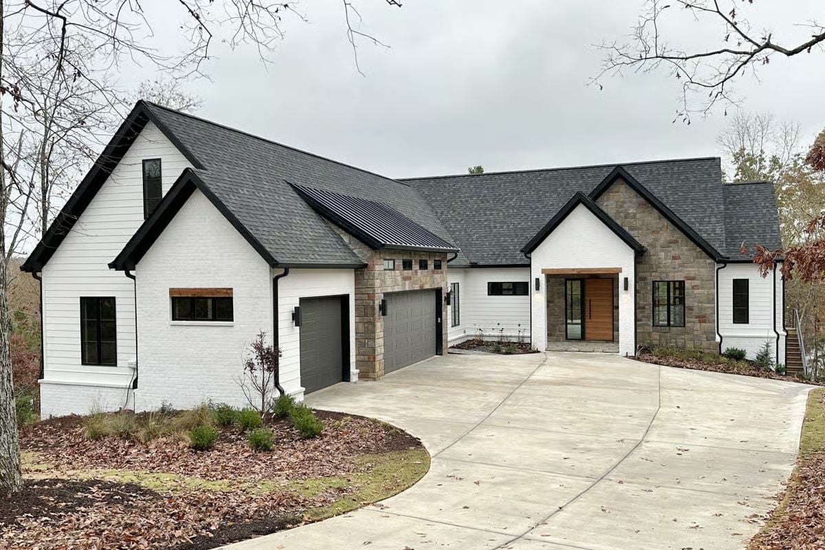 4-Bedroom Transitional Ranch with Wet Bar and Walkout Basement (Floor Plan)