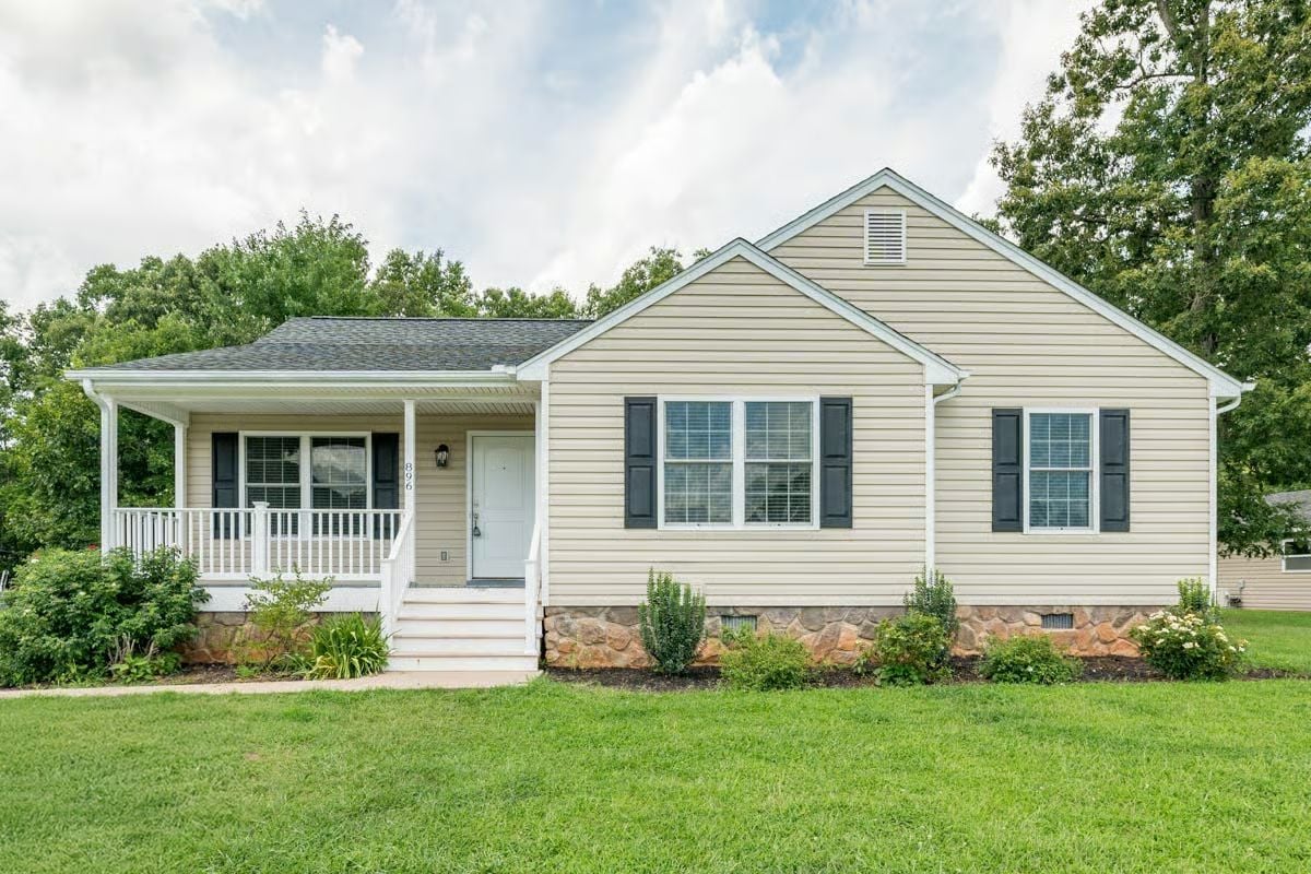 Traditional-Style Ranch with Covered Front Porch and 3 Bedrooms (Floor Plan)