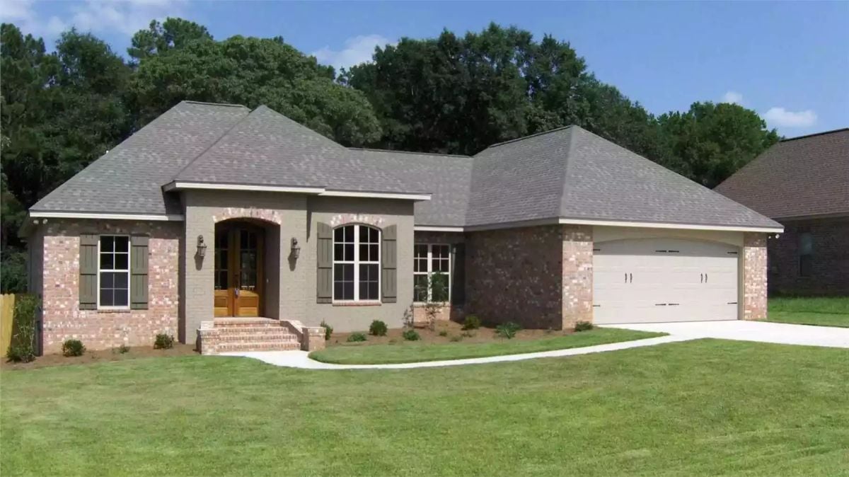 Elba Drive 3-Bedroom Ranch with Double Garage and Open-Concept Living (Floor Plan)