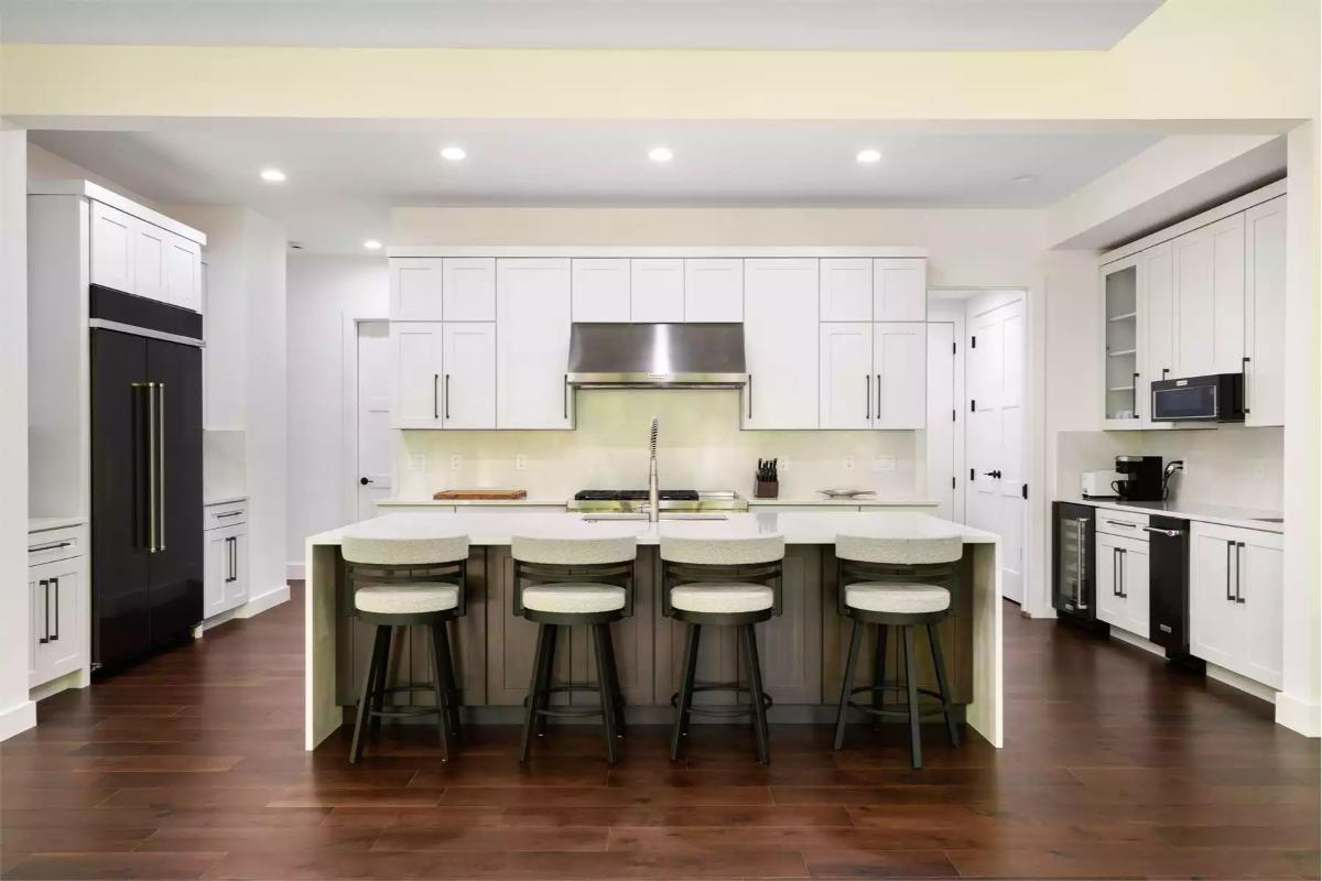 Contemporary Kitchen with White Cabinetry and Central Island Seating