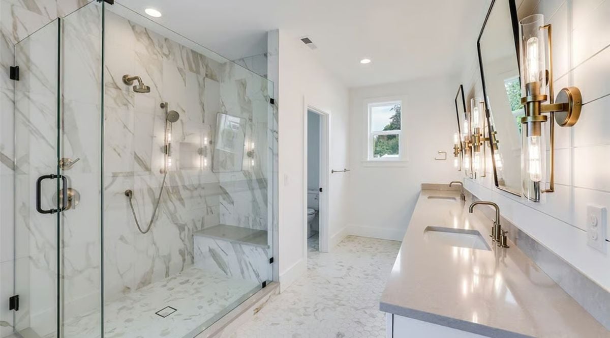 Calacatta Marble and Brass Fixtures Set the Tone in This Primary Bath