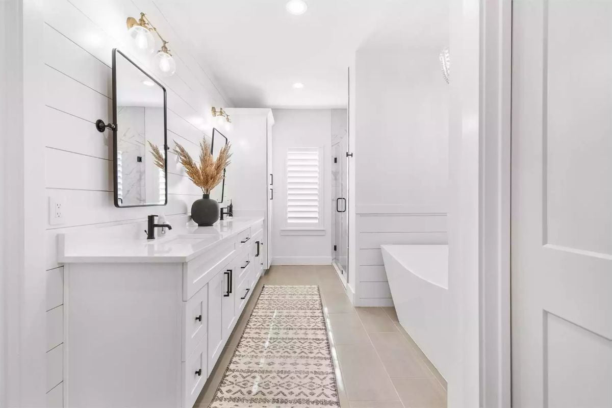 Matte Black Fixtures and Shiplap Pull a Long Bathroom Into Focus