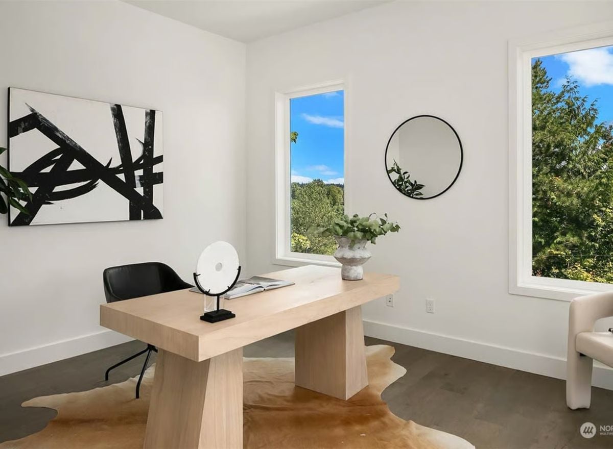 Light Wood, Black Leather, and a View That Does Most of the Work