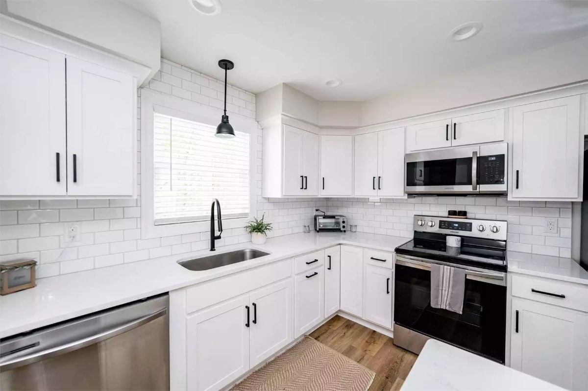 White Shaker Cabinets and Black Hardware Set the Tone in This Kitchen