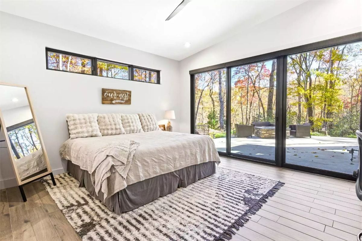 Clerestory Windows and Floor-to-Ceiling Glass Open a Bedroom to the Forest