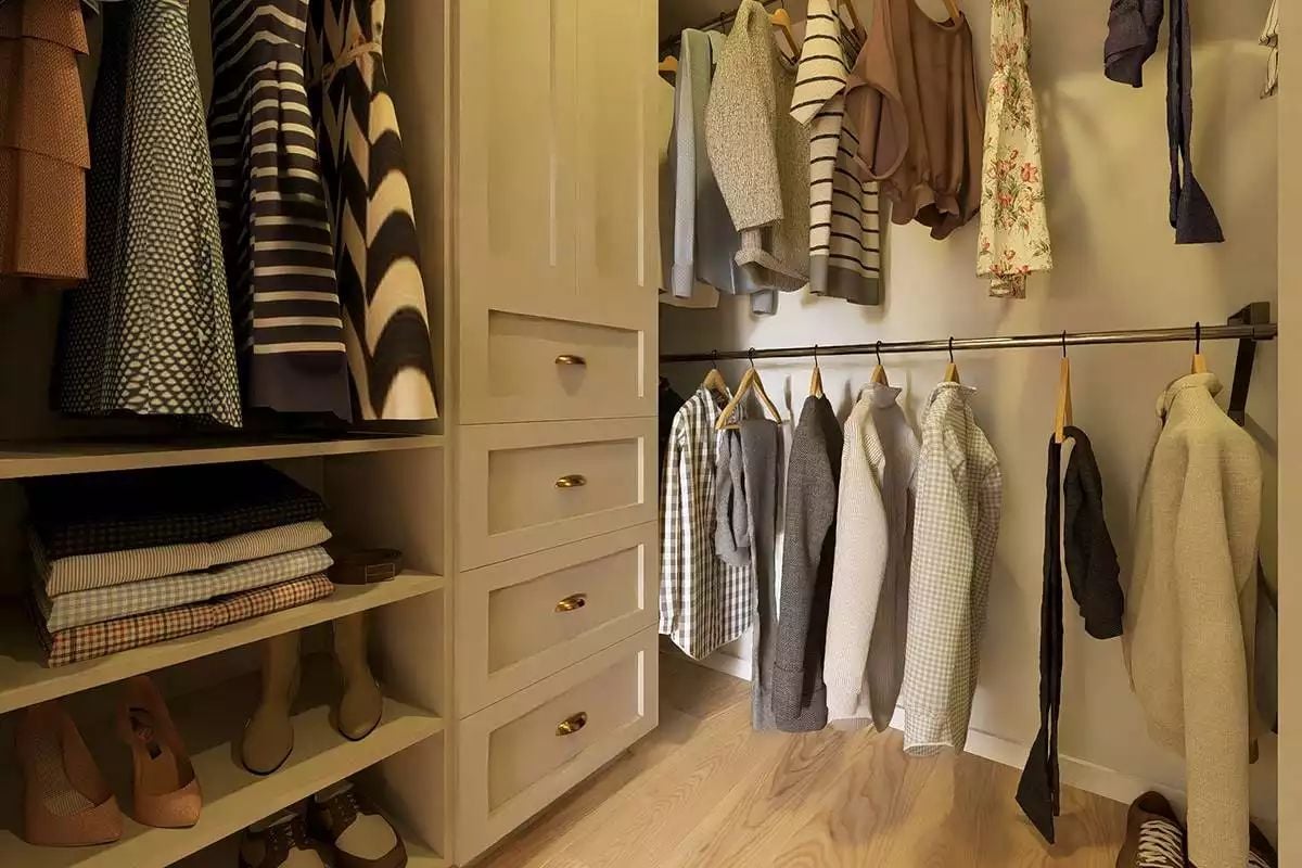 Gold Hardware and Folded Linens Keep This Walk-In Closet Grounded