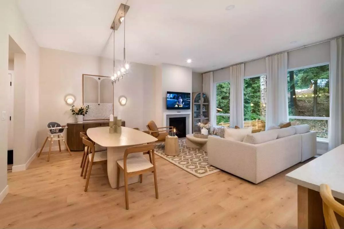 Open-Plan Living Where the Fireplace and Floor Do the Heavy Lifting