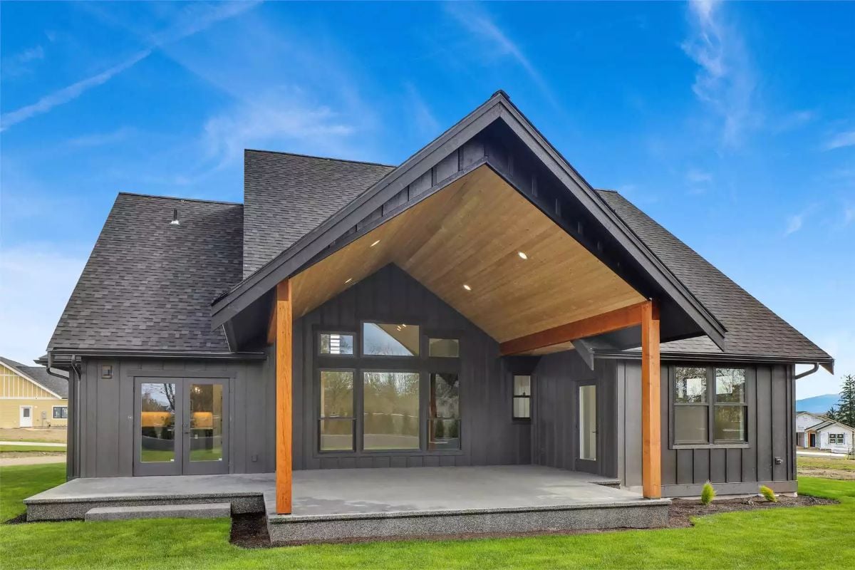 Cedar Posts and Dark Board-and-Batten Make a Case for the Covered Patio