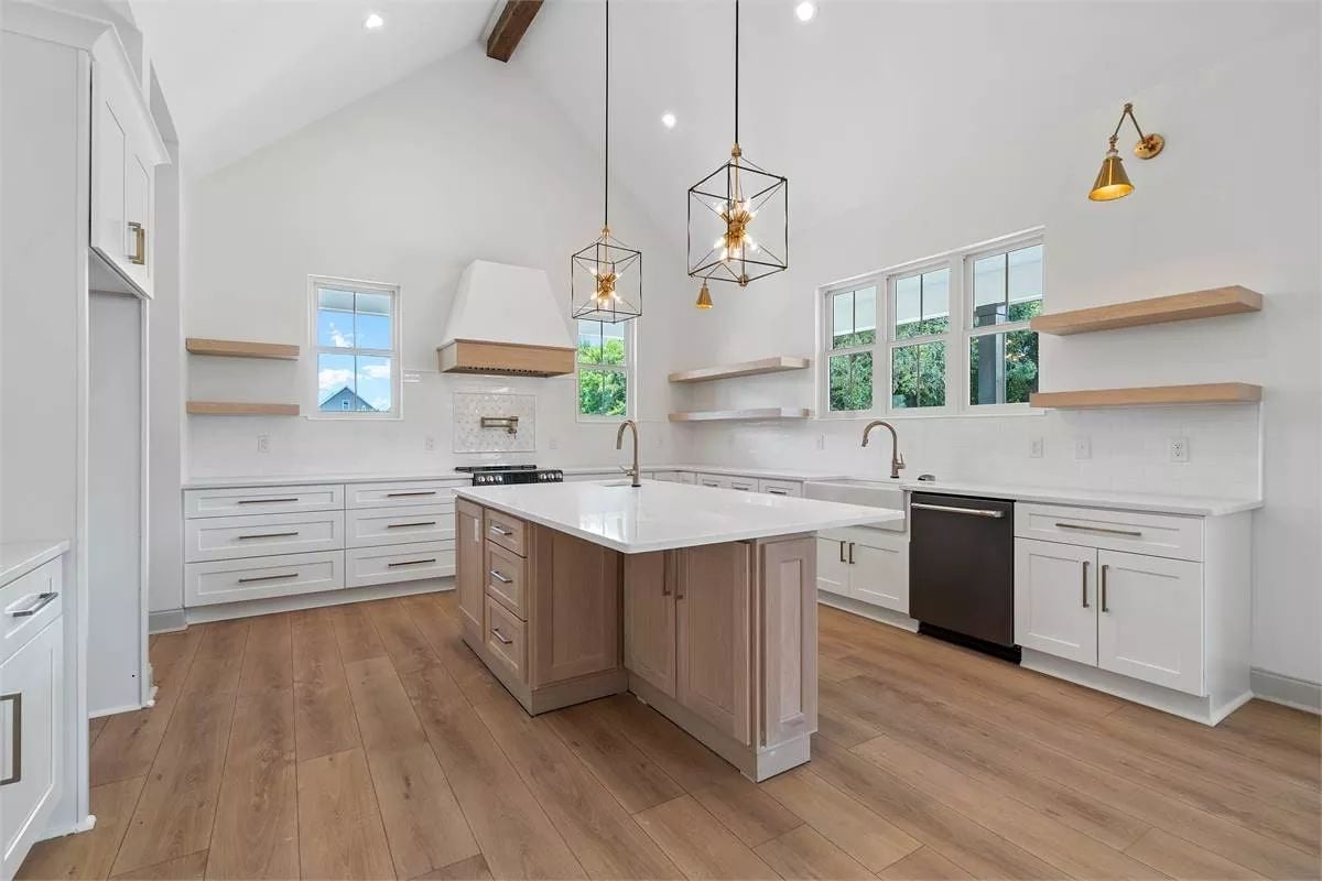 Vaulted Ceilings and Gold Fixtures Do the Heavy Lifting in This Kitchen