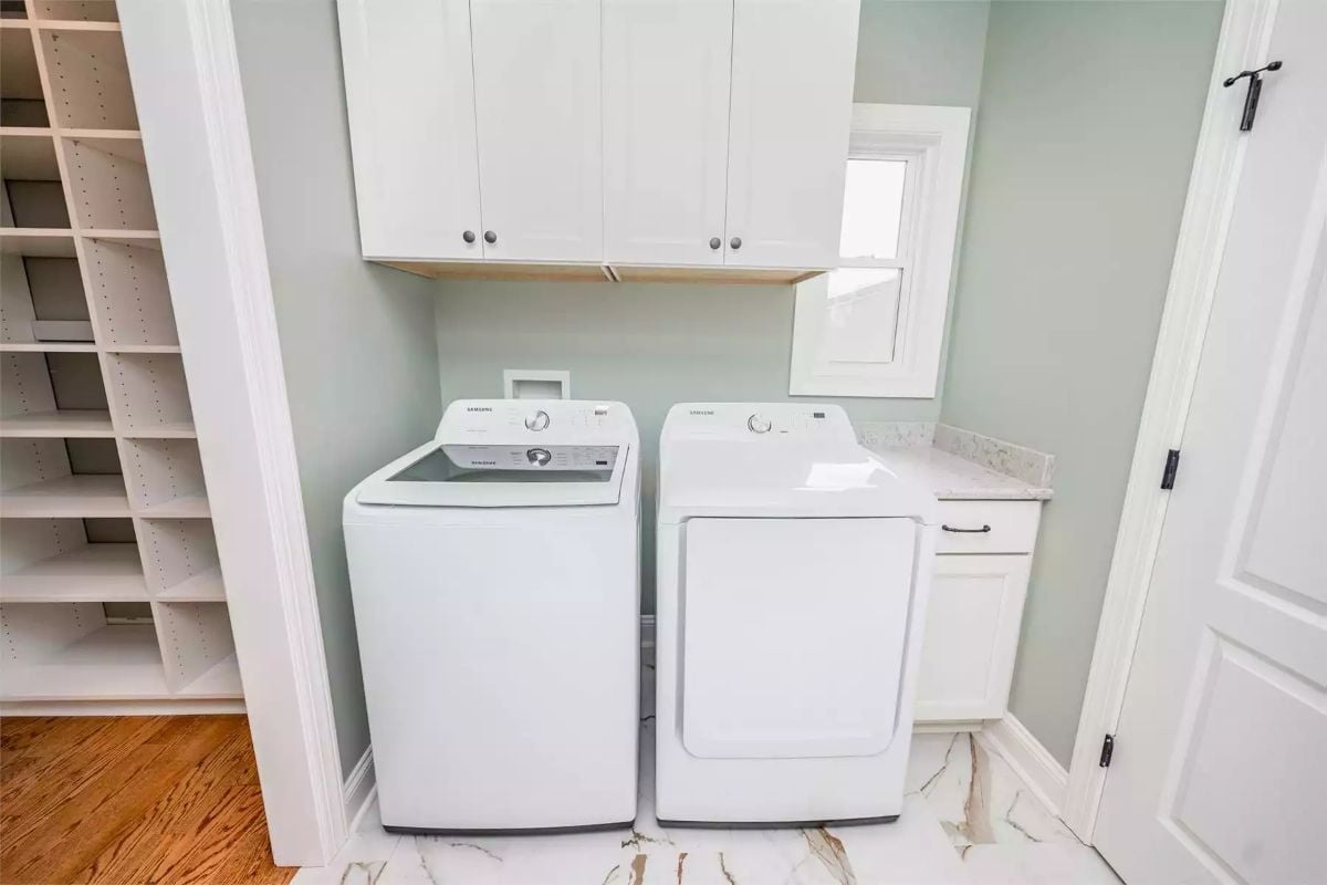 Samsung Pair, Marble-Look Tile, and Upper Cabinets That Actually Reach the Ceiling