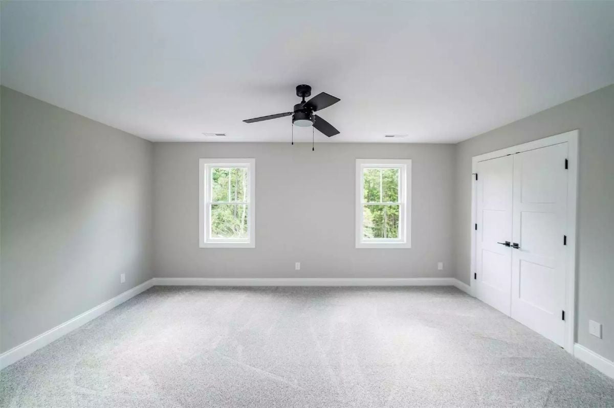 Soft Gray Walls and Carpet That Give an Empty Room Surprisingly Good Bones