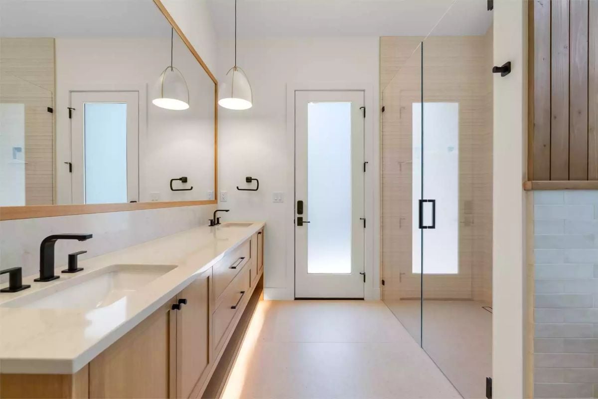 Pendant Lights, Frosted Glass, and Under-Cabinet Glow That Does the Heavy Lifting