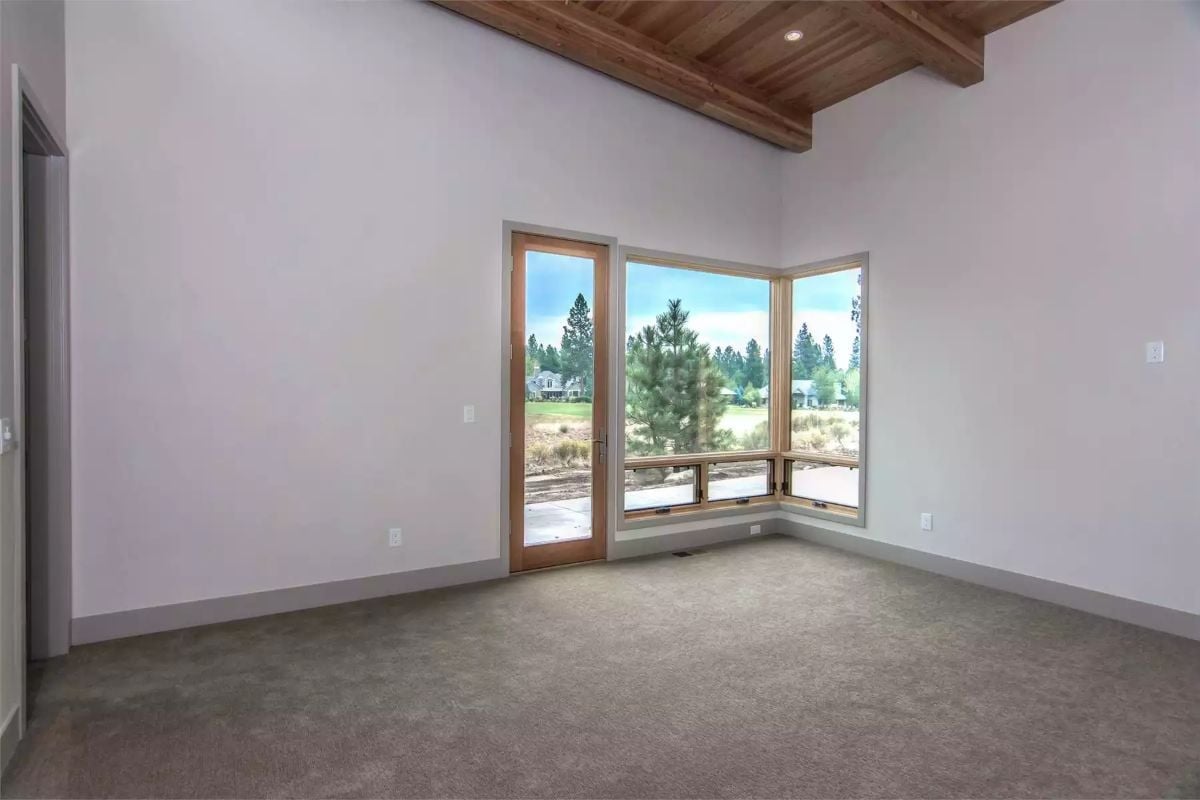 Corner Windows That Pull the Pine Trees Into the Room Without Asking Permission