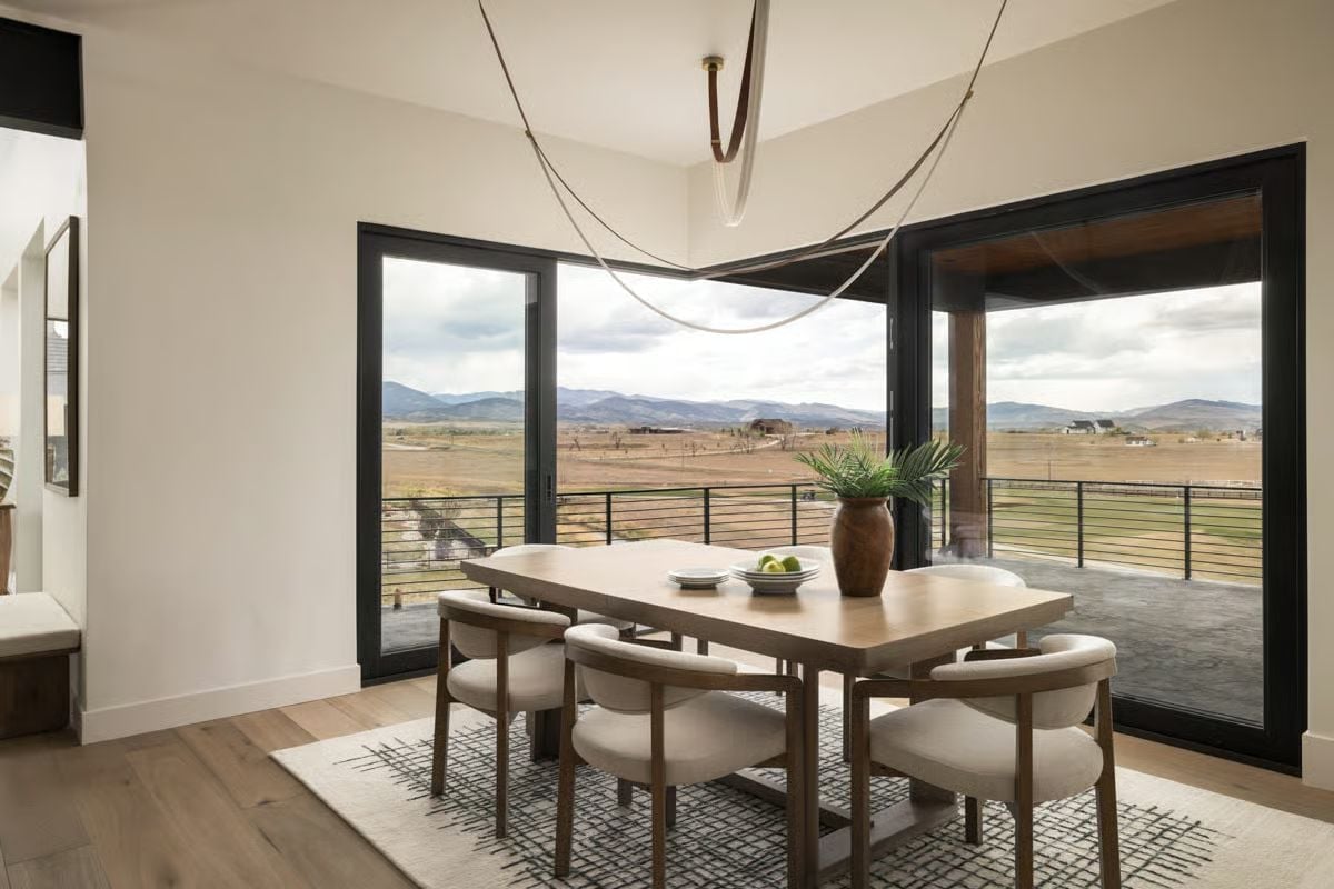 Sliding Glass on Two Walls Turns Dinner Into a Front-Row Seat for the Range