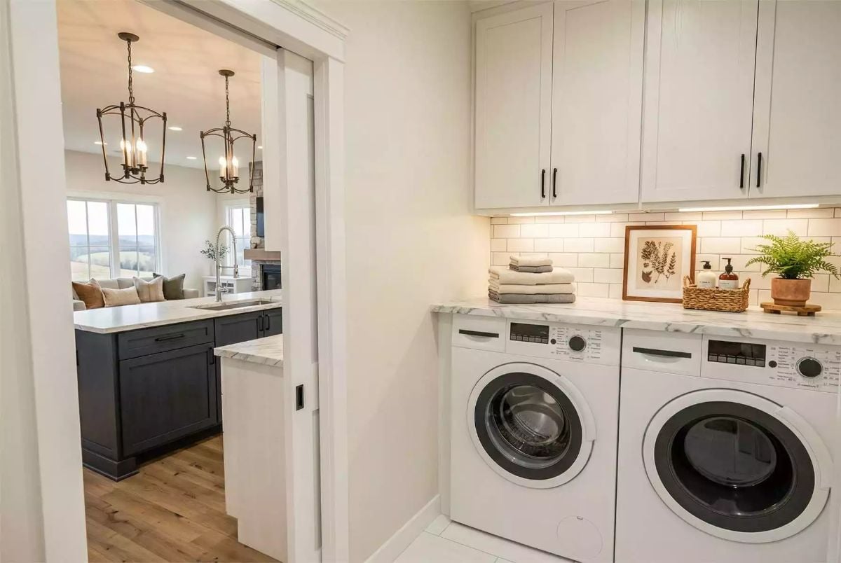 Marble Countertops Over a Washer-Dryer Pair Nobody Expected to Look This Good