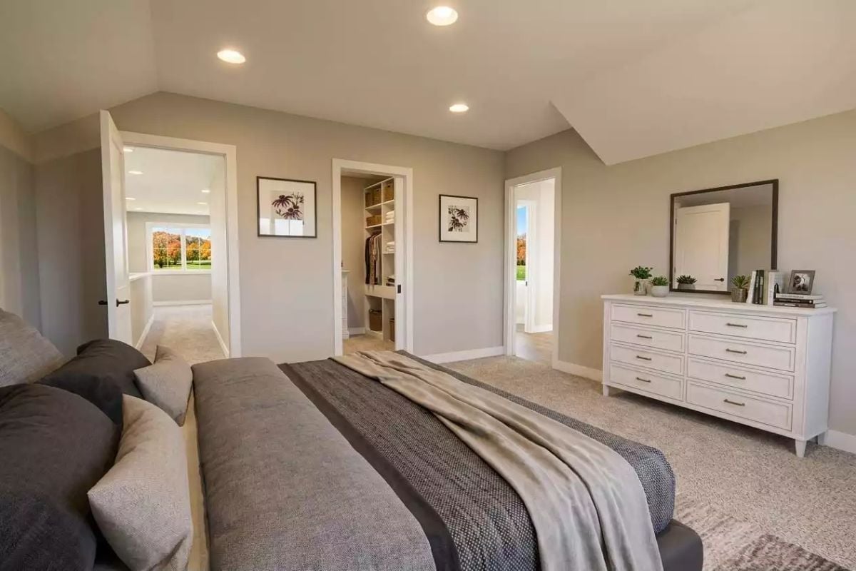 Walk-In Closet, En Suite, and Enough Dresser Drawers to Actually Stay Organized