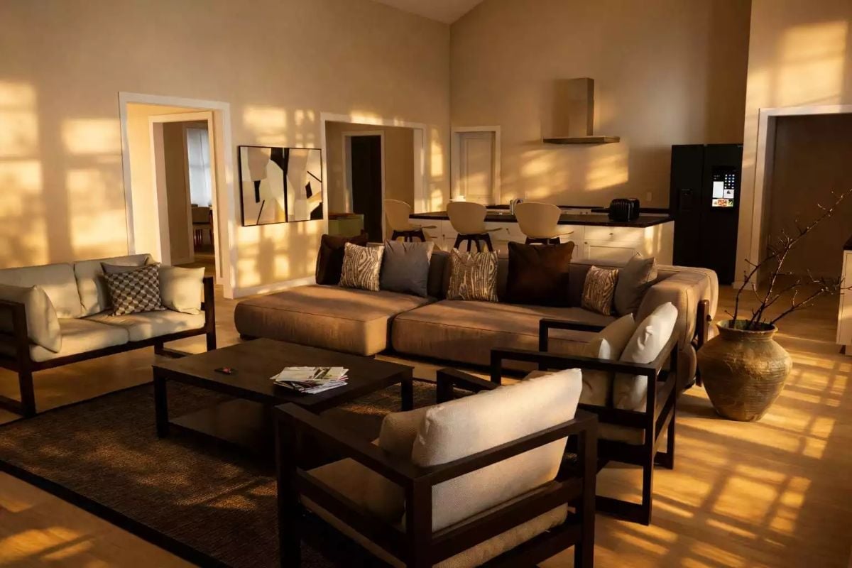 Golden Hour Does the Heavy Lifting in This Open-Plan Living Room